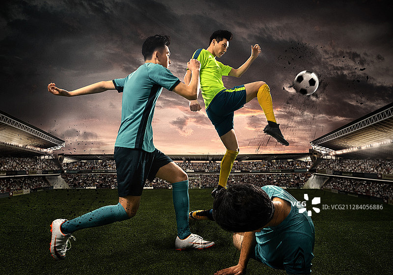 足球运动员在球场上踢球图片素材