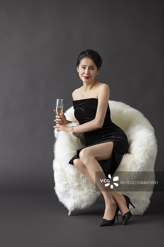 美丽的成熟女士喝香槟图片素材