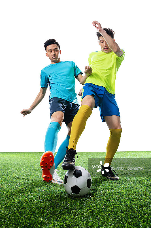 两名足球运动员踢球图片素材