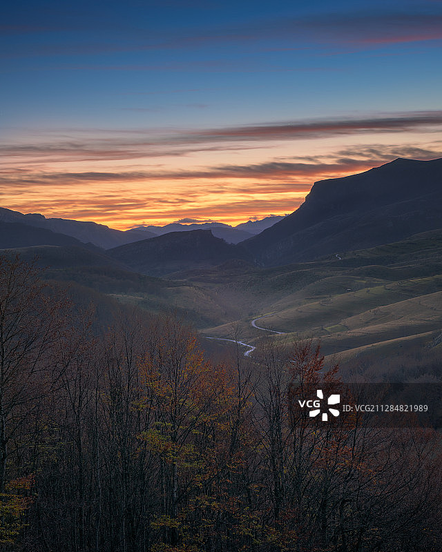 美丽的风景与树木和山脉在秋天日落，Foča，波斯尼亚和黑塞哥维那图片素材