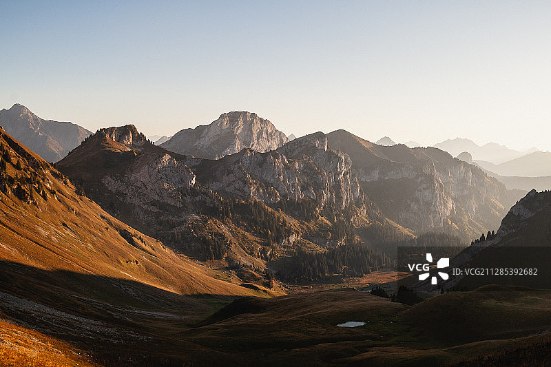 日出时的山脉景观，塔内，瓦莱，瑞士图片素材