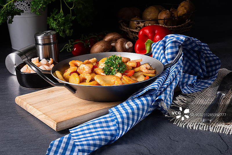 用平底锅炖土豆和虾图片素材