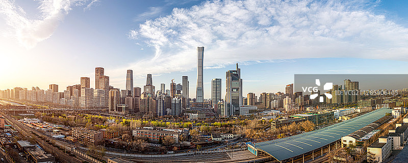 蓝天白云阳光普照绿树郁郁葱葱北京首都国贸CBD城市天际线铁轨图片素材