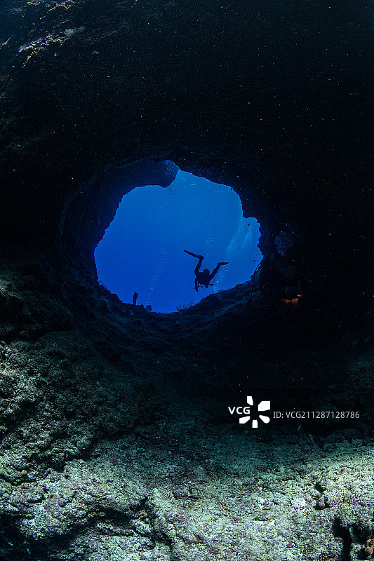在洞穴中的一个潜水员图片素材