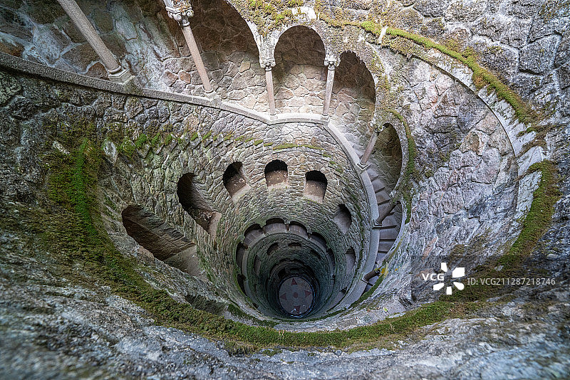 葡萄牙辛特拉小镇雷格莱拉庄园的堡顶部向下望去形成优美的螺旋状图片素材
