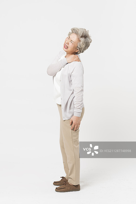 老年妇女肩膀疼痛照片图片素材