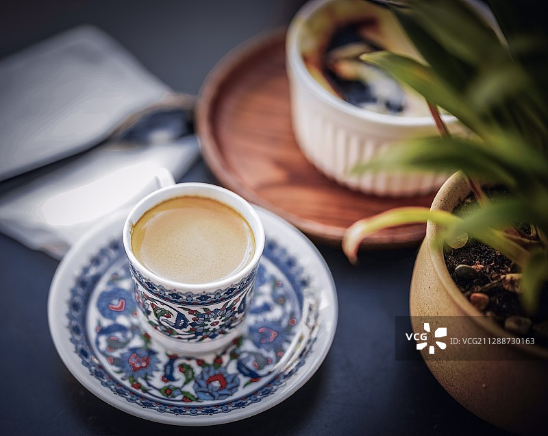 精美瓷器杯具中的咖啡与甜点图片素材