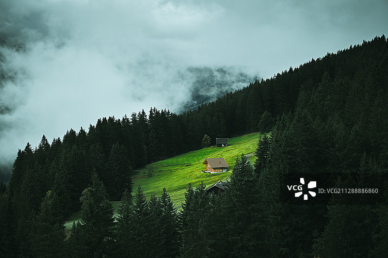 瑞士山区 林中小屋 与周围林区形成鲜明对比图片素材