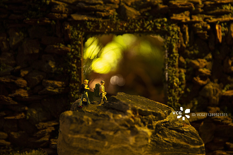 情侣小人模型在森林探险旅行创意微景观静物图片素材