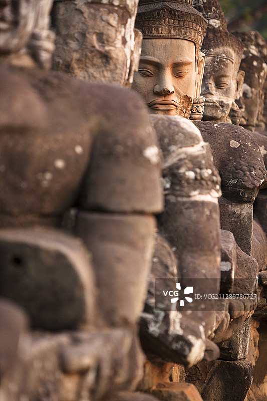 柬埔寨吴哥窟排成一列的人物雕像图片素材