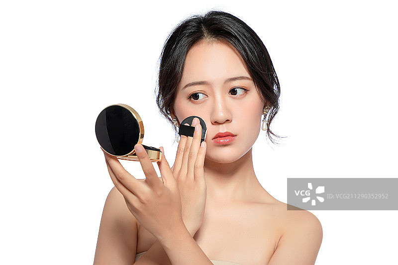 白色背景里的亚洲美女面部特写 化妆护肤图片素材