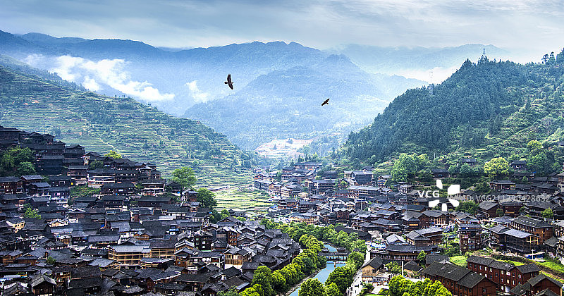 中国贵州大山山谷的西江千户苗寨图片素材