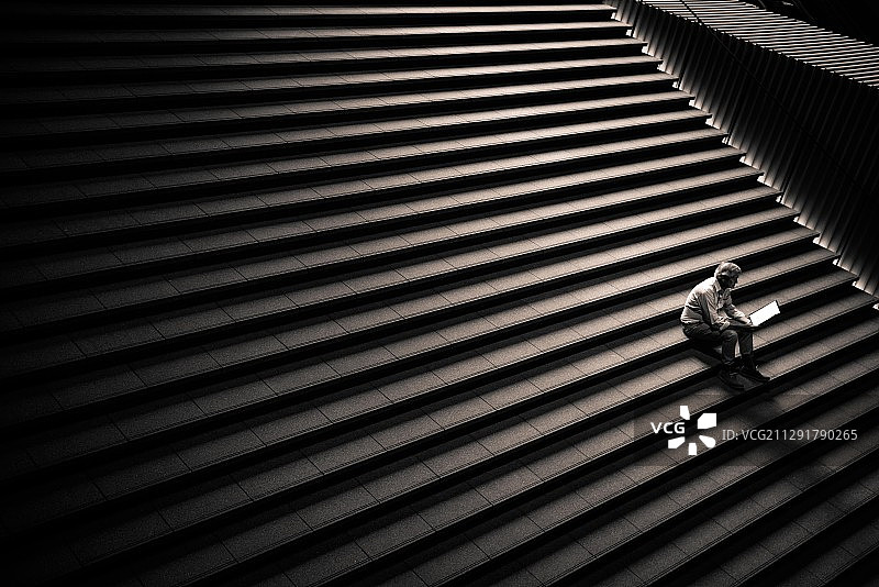 高角度的人坐在楼梯上，京都，日本图片素材