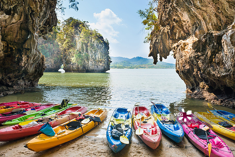 在泰国甲米的热带岛屿，皮艇停泊在海滩上图片素材