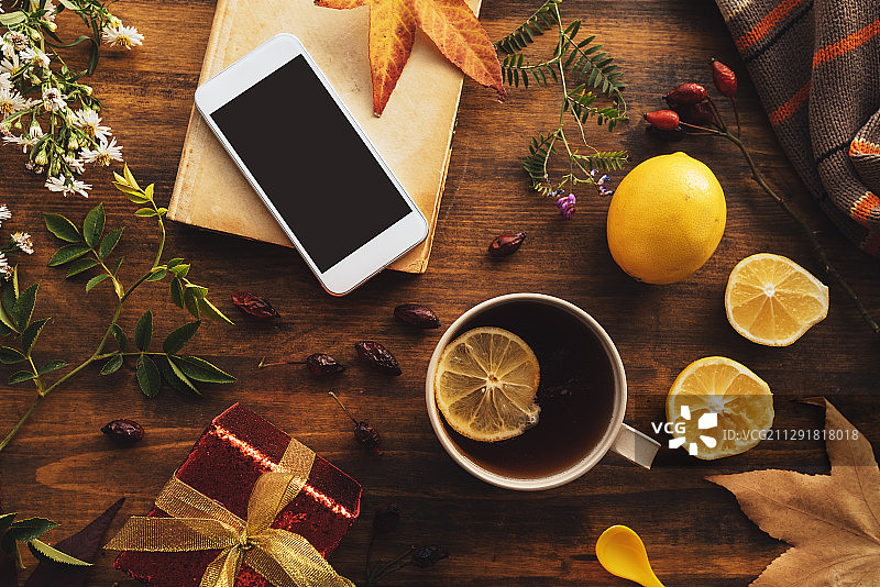 智能手机与秋季装饰图片素材