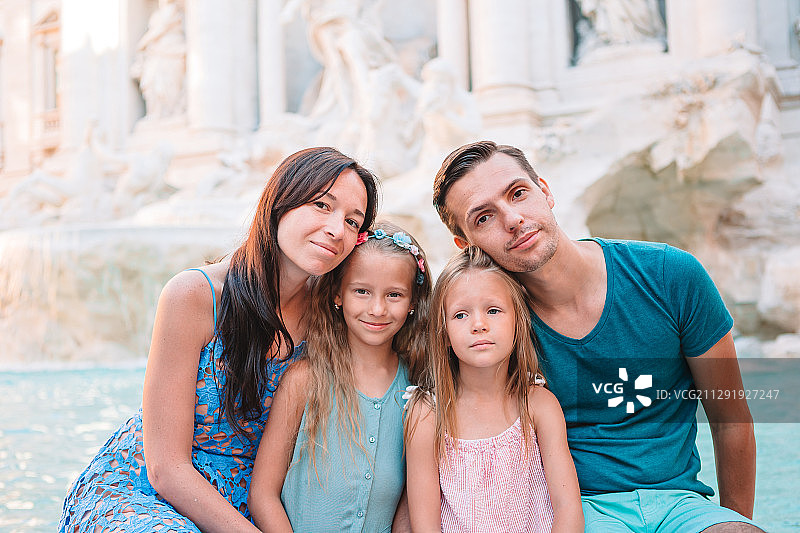意大利罗马特莱维喷泉的家庭肖像图片素材