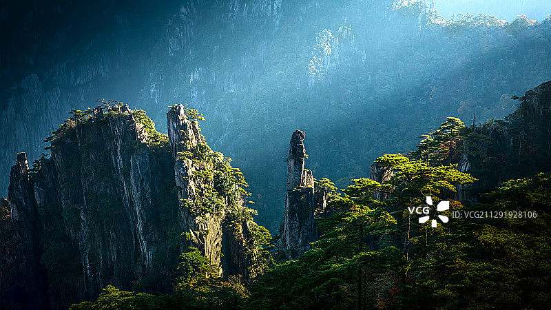 中国安徽省黄山的岩层图片素材