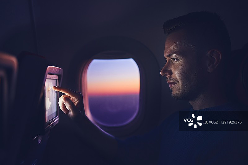 飞机乘客使用座位触摸屏图片素材