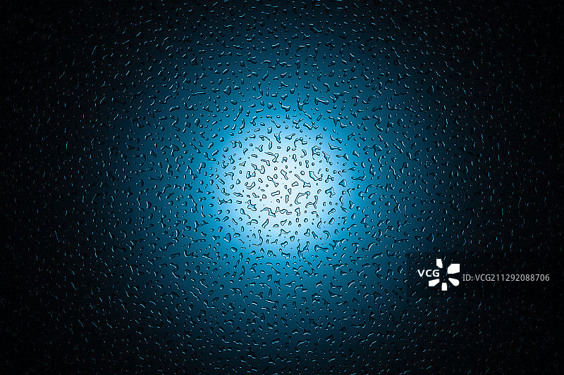 玻璃上的水珠与蓝色灯光 3D渲染图片素材