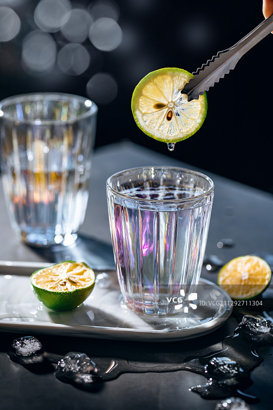 透明炫彩玻璃杯和气泡水饮料图片素材