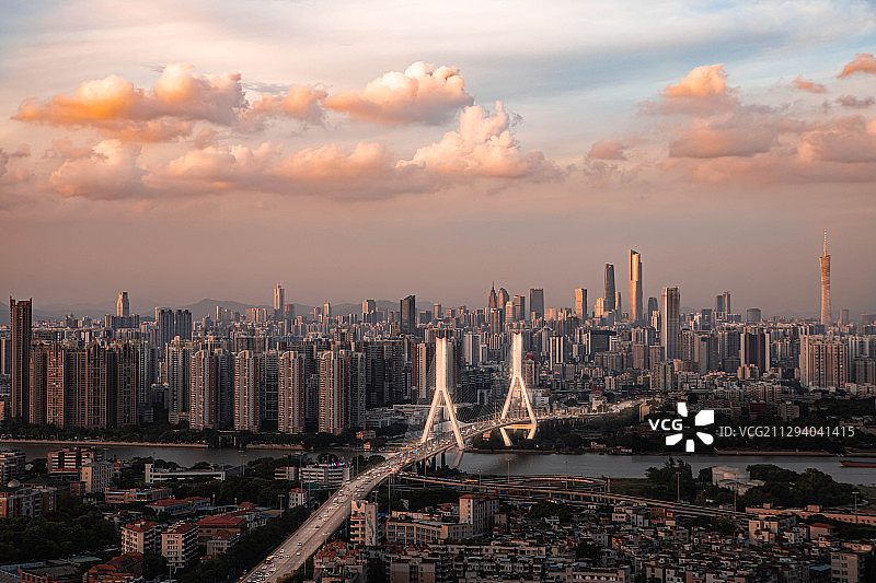 落日的霞光照映在鹤洞大桥以及后方的珠江新城高层建筑图片素材