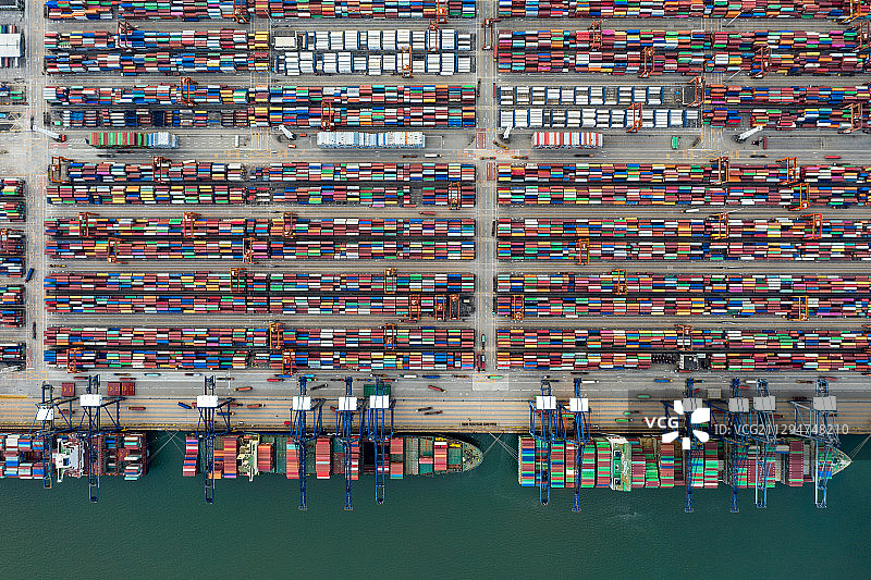 深圳市盐田港口的装箱货船在工业商业港口进出口图片素材
