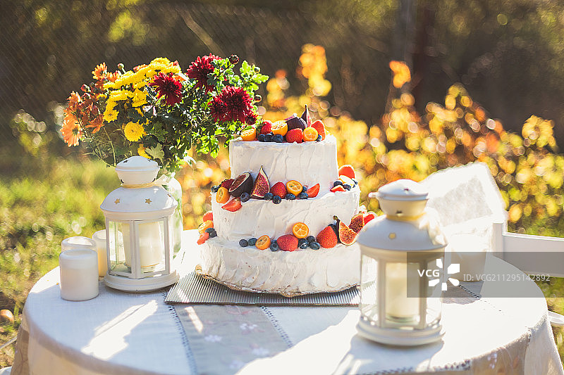 冰冻和水果装饰的婚礼蛋糕在桌子上的特写，莫斯科，俄罗斯图片素材