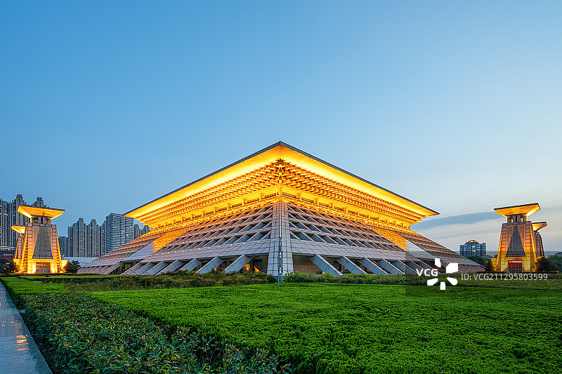 中国河南安阳图书馆夜景图片素材