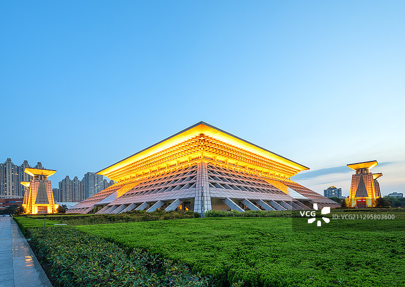 中国河南安阳图书馆夜景图片素材