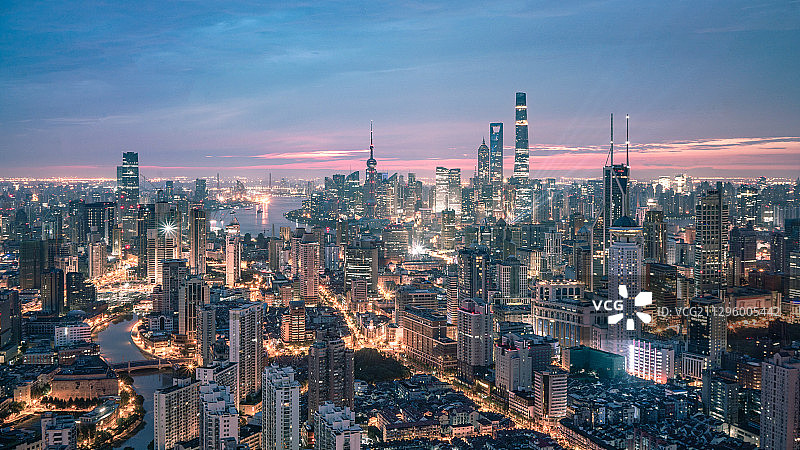 上海清晨的日出朝霞红胜火图片素材