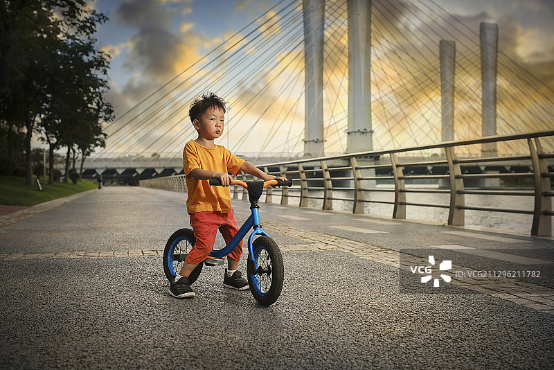 公园里学骑车的小男孩图片素材