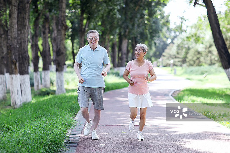 老年夫妇在户外公园慢跑图片素材