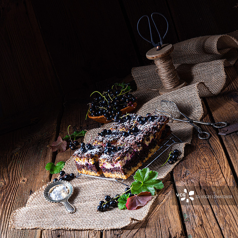 波兰蛋糕，水果和碎，在乡村桌布图片素材
