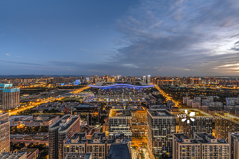成都高新区地标建筑环球中心金色夜景图片素材