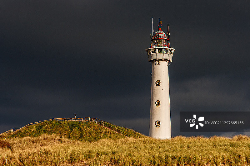 低角度的灯塔对天空，Egmond aan Zee，荷兰图片素材