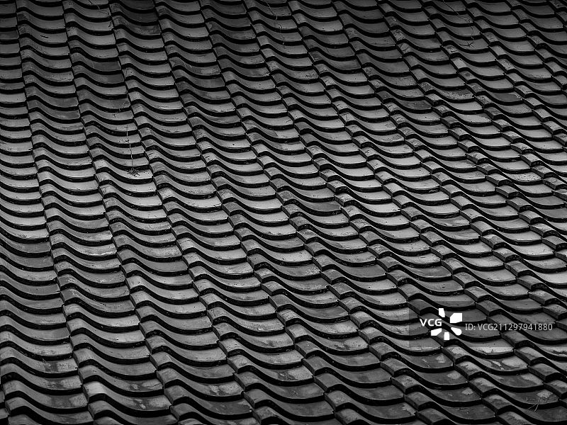 屋顶瓦片的全框架拍摄，京都，日本图片素材