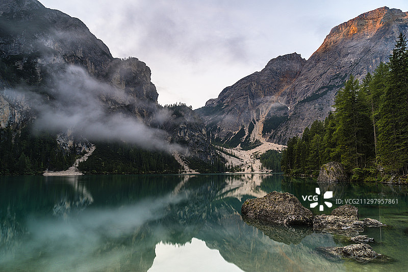 风景如画的湖和山对天空，布雷斯，意大利图片素材