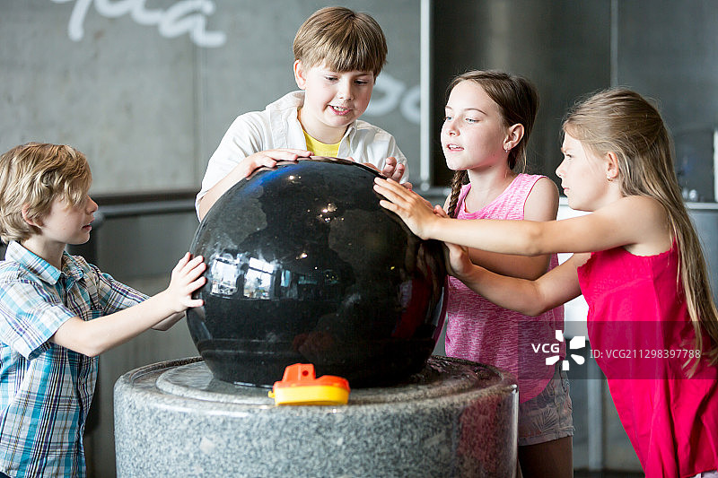 在科学实地旅行的孩子们接触来自博物馆的地球水图片素材