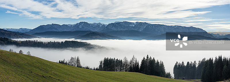 全景景观和山脉对天空，Attersee，奥地利图片素材