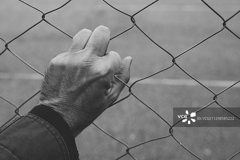 手握铁链围栏的特写，诺维萨德，塞尔维亚图片素材