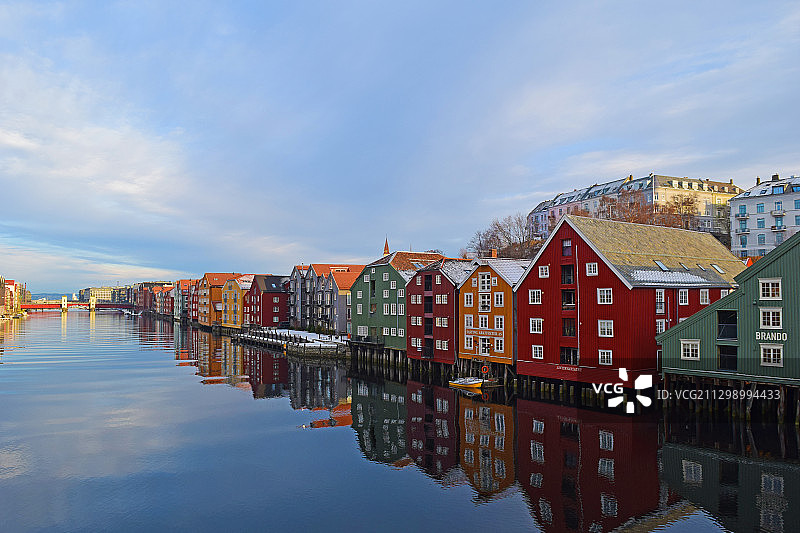 挪威特隆赫姆，天空下的城市建筑全景图片素材