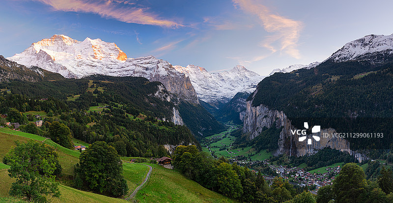 风景雪山对天空，Lauterbrunnen，瑞士图片素材