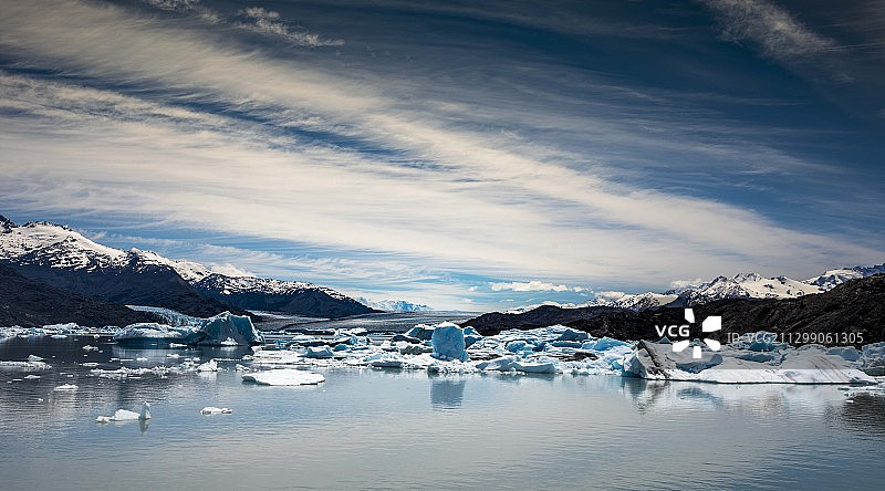 风景冰冻湖对天空，El Calafate，阿根廷图片素材