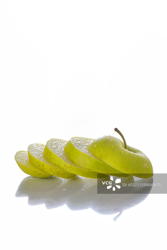 特写的绿色水果在白色的背景图片素材