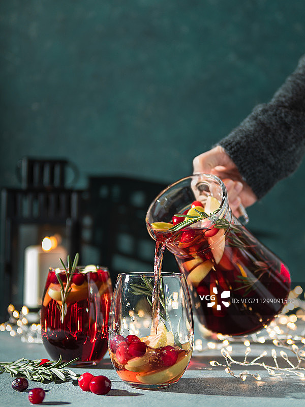 冬季桑格利亚酒倒在杯子里，圣诞餐桌图片素材