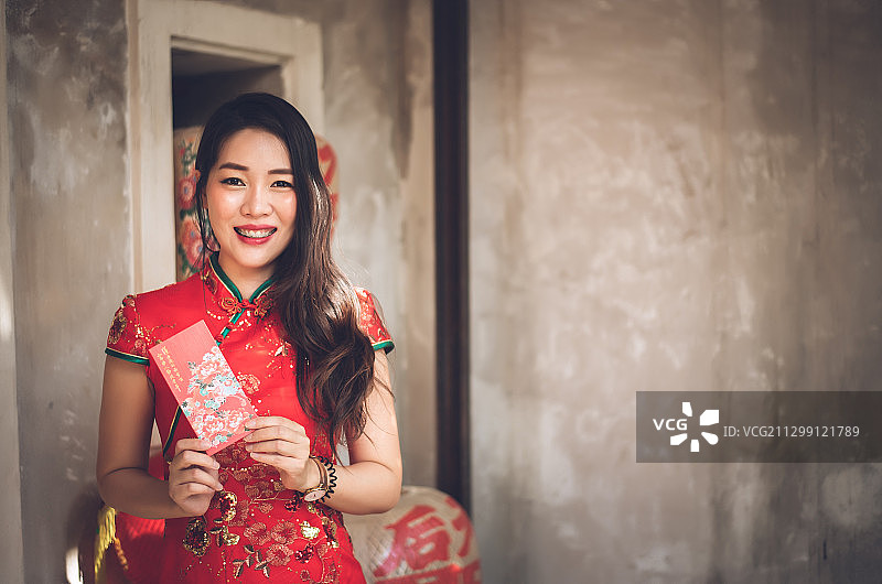 快乐的中国妇女在旗袍传统红裙图片素材