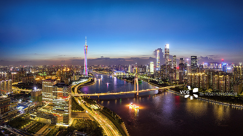 航拍视角下的广州塔-猎德大桥-珠江新城商务区城市风光滨水夜景图片素材