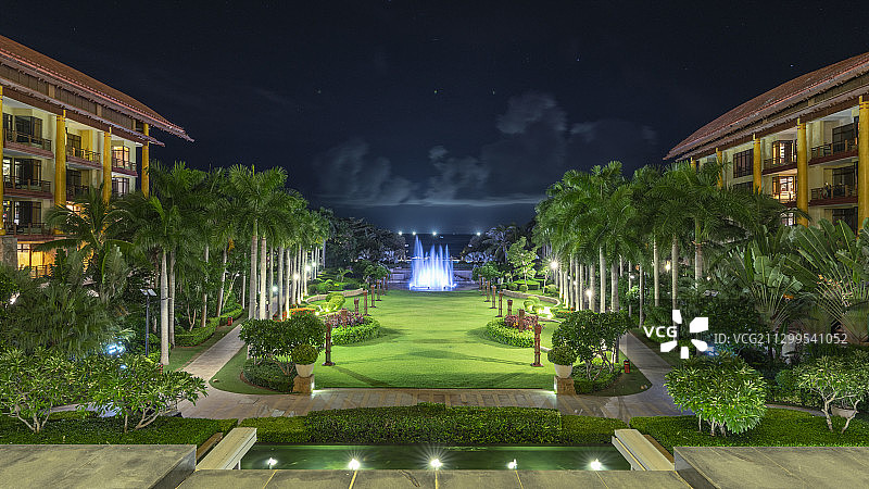 三亚亚龙湾瑞吉酒店草坪喷泉夜景图片素材