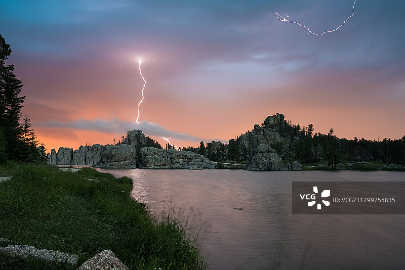 日落时湖面上的闪电全景，库斯特，南达科他州，美国图片素材