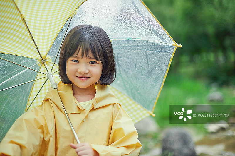 孩子，女孩，雨季，下雨，天气，大雨，雨伞，雨衣图片素材